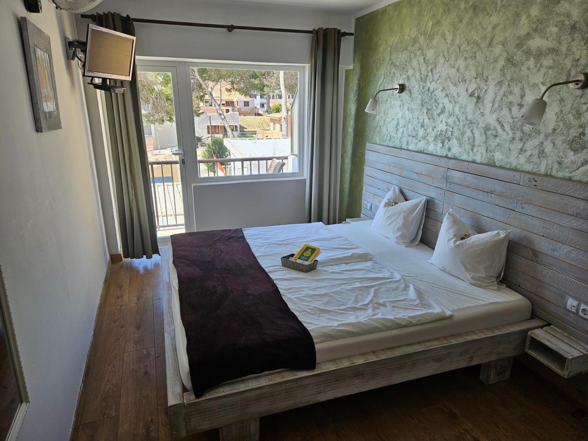 Seven Hostal Кала Миллор Экстерьер фото