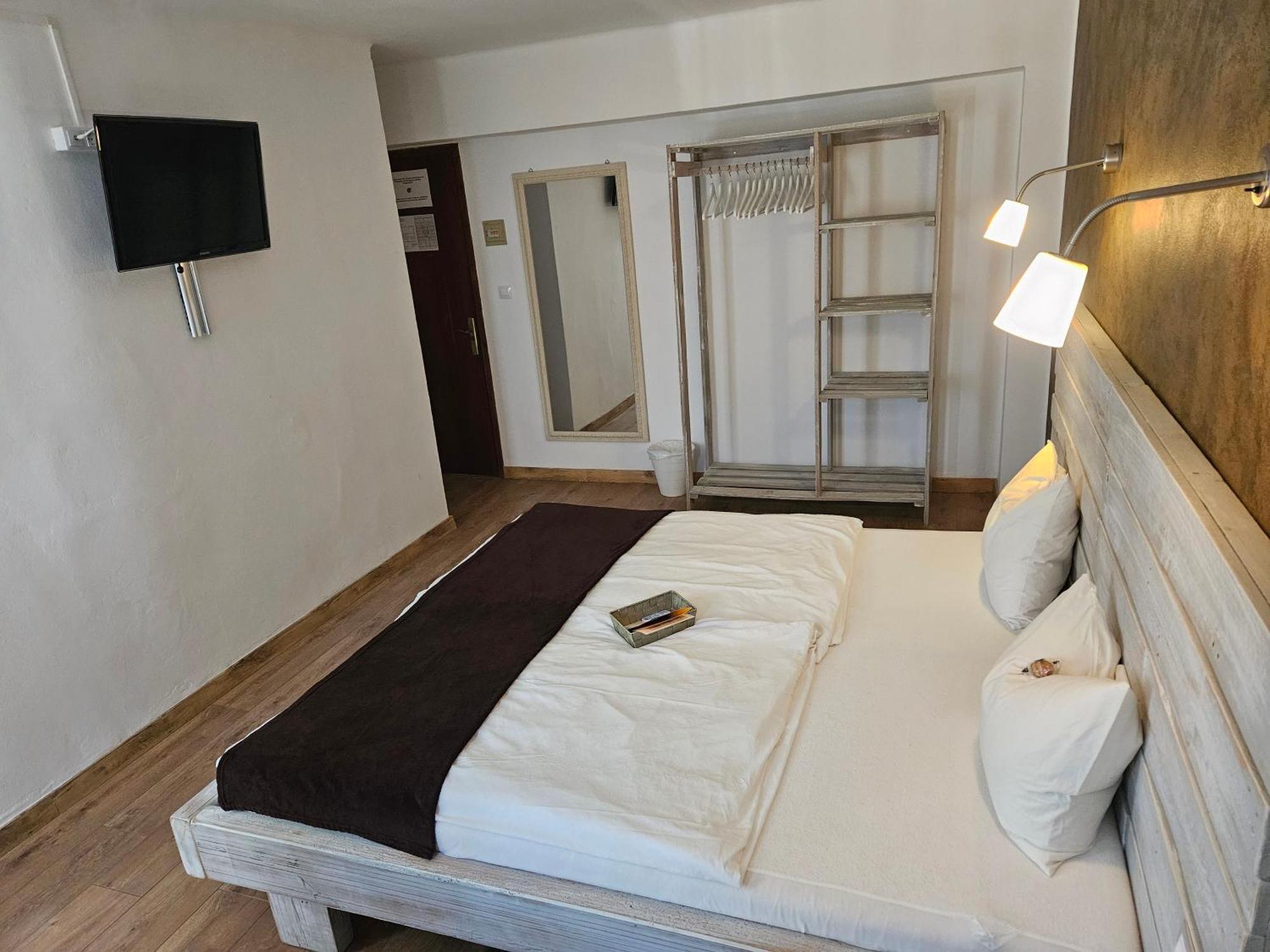 Seven Hostal Кала Миллор Экстерьер фото