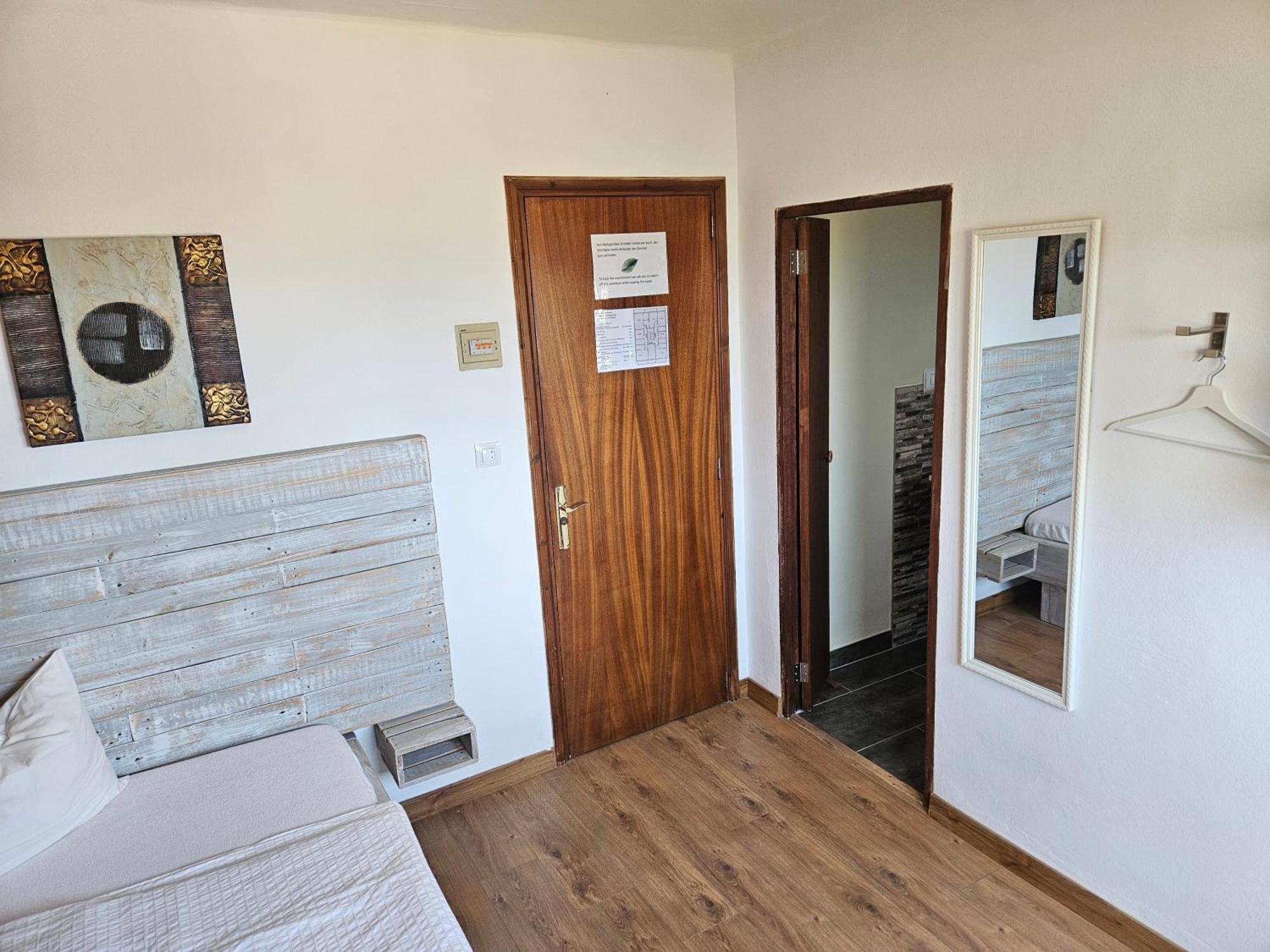 Seven Hostal Кала Миллор Экстерьер фото