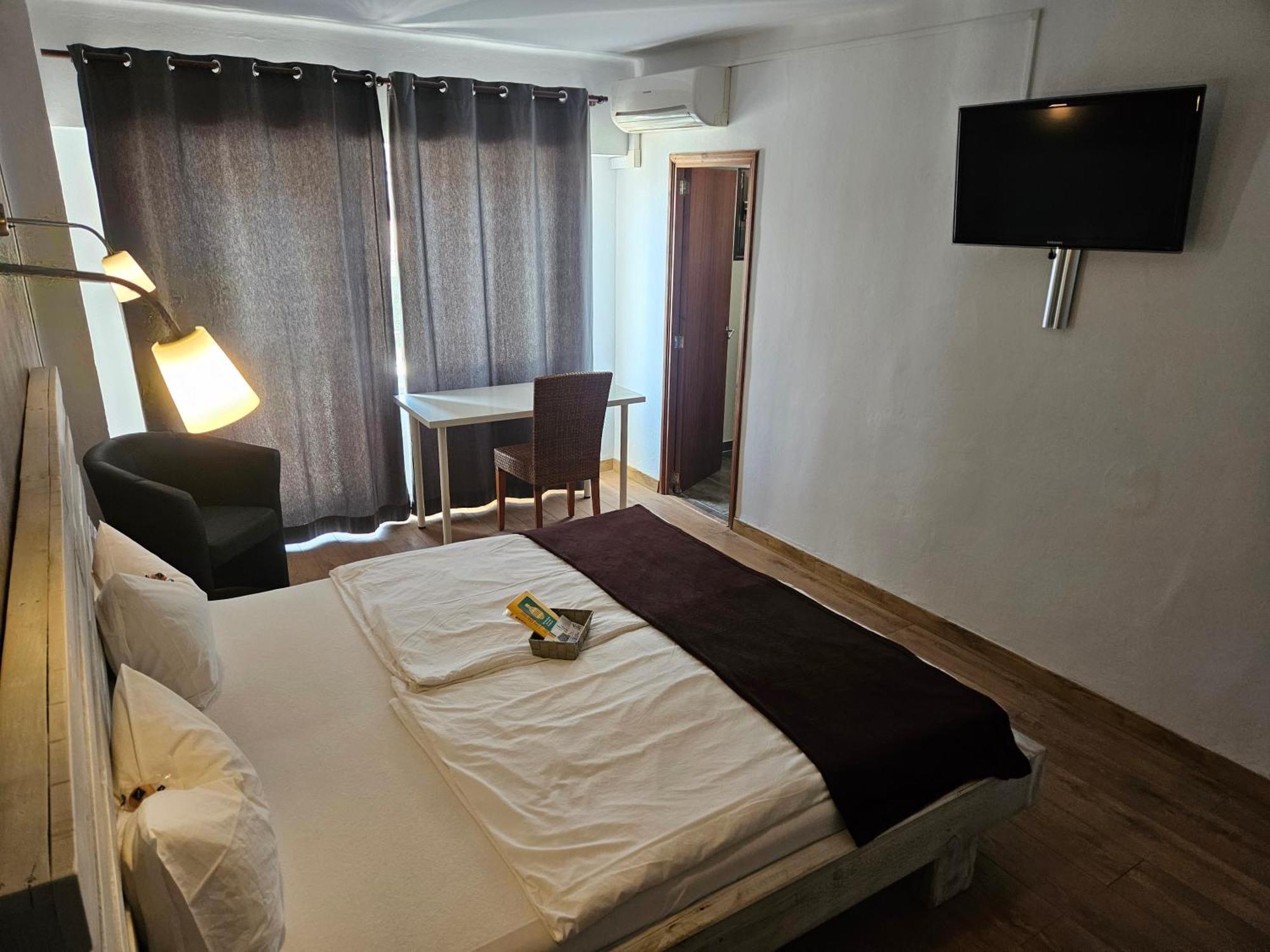 Seven Hostal Кала Миллор Экстерьер фото