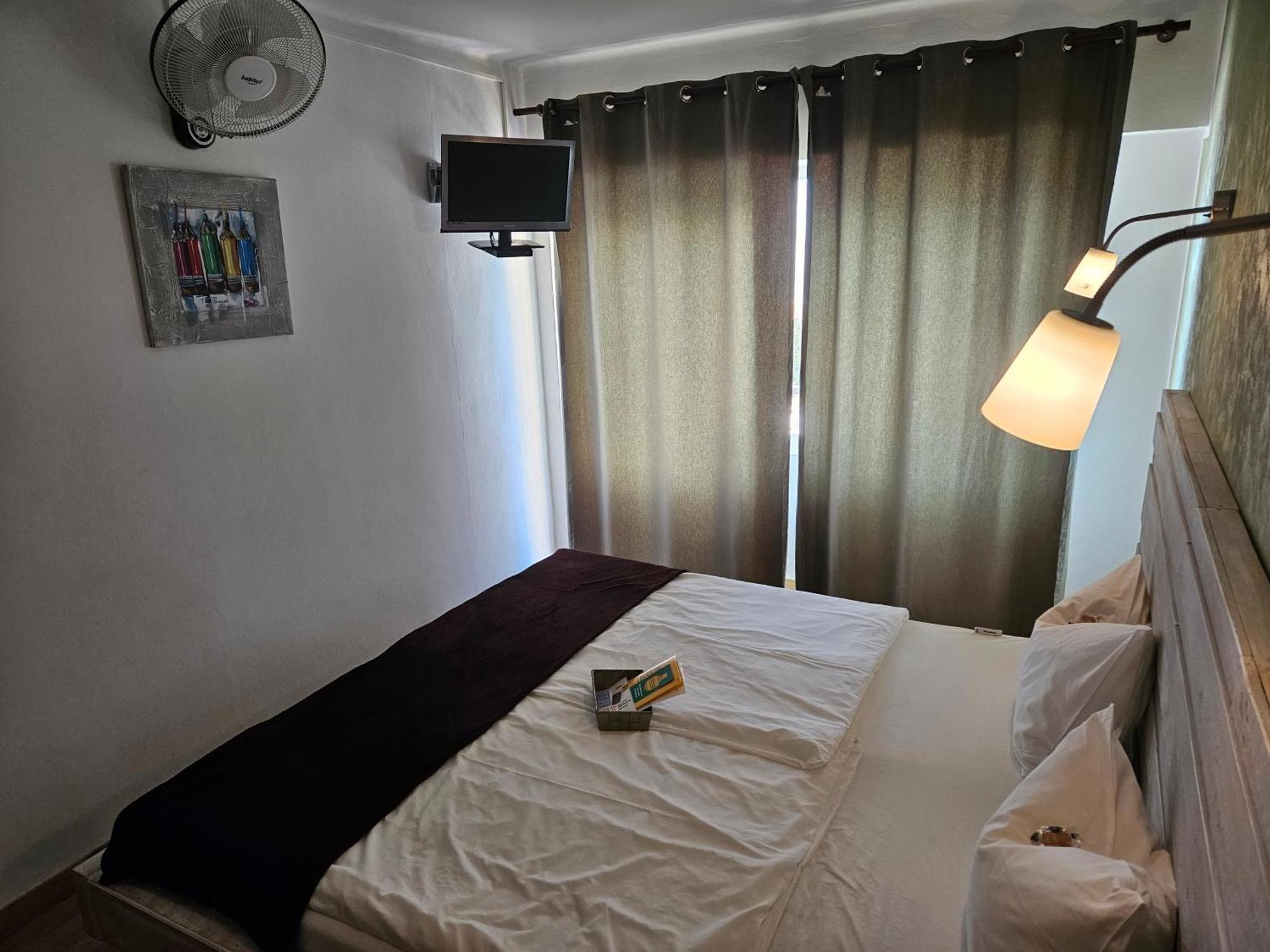 Seven Hostal Кала Миллор Экстерьер фото