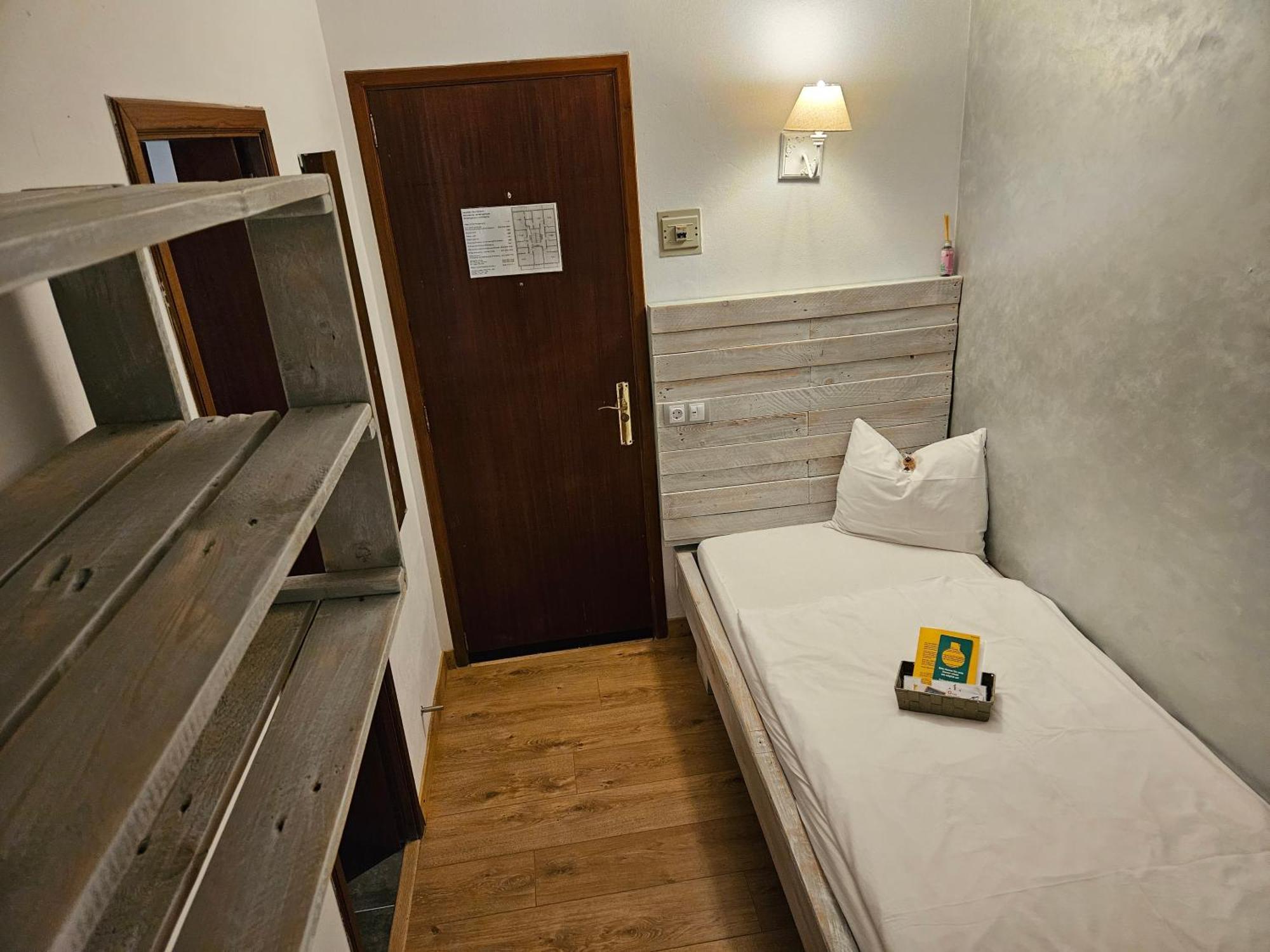 Seven Hostal Кала Миллор Экстерьер фото