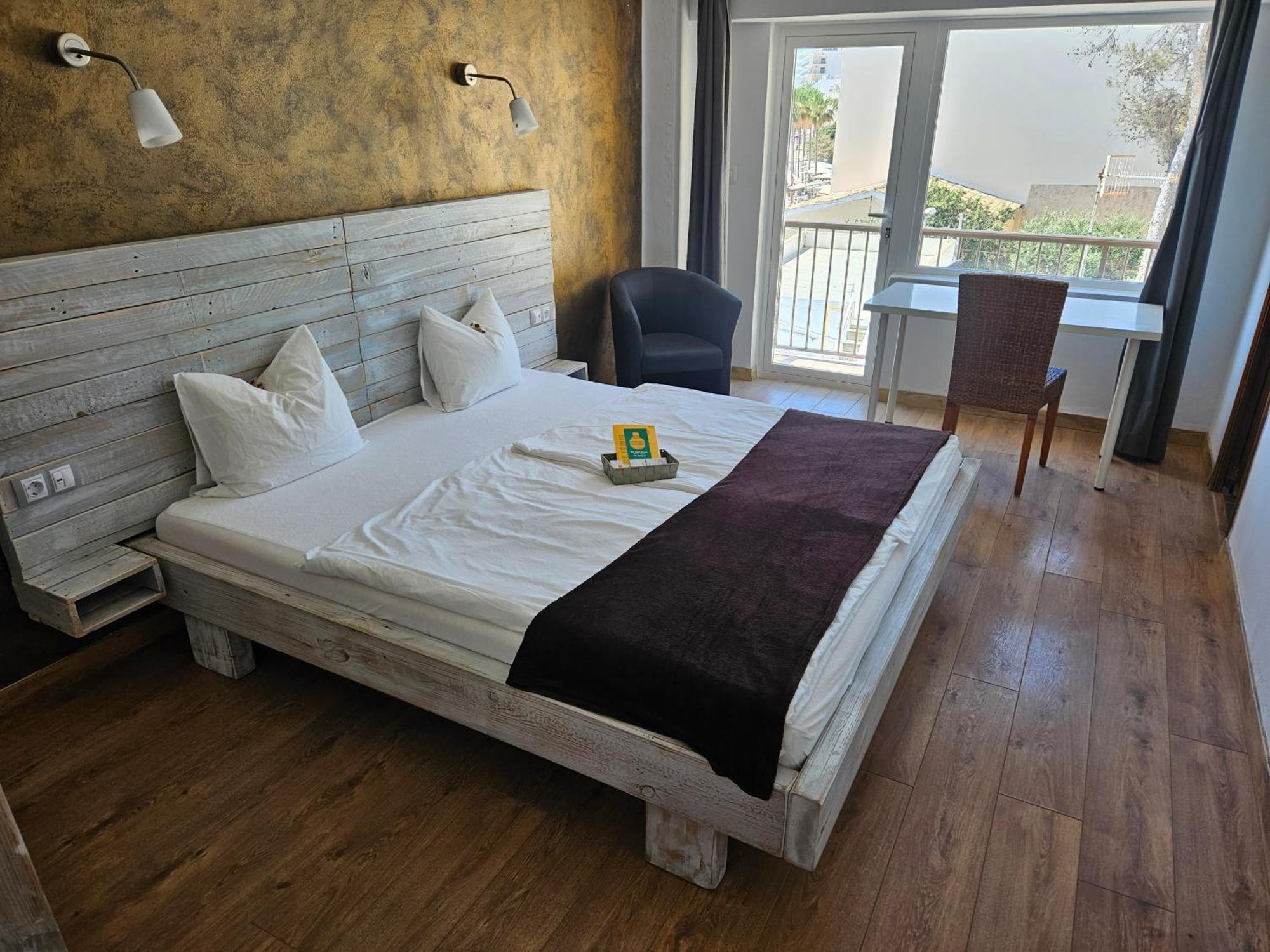 Seven Hostal Кала Миллор Экстерьер фото
